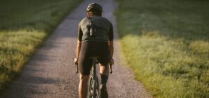 Ciclista in bici gravel in Sardegna