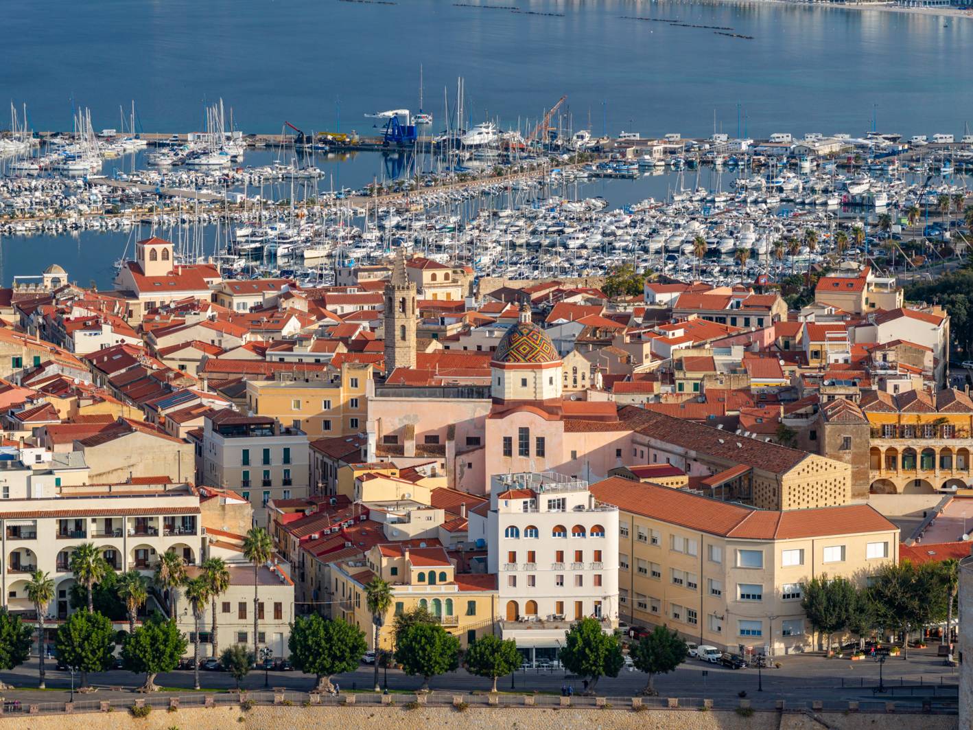 Alghero, centro storico e porto turistico dall'alto