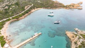 Cala dell'arcipelago di La Maddalena vista dal drone