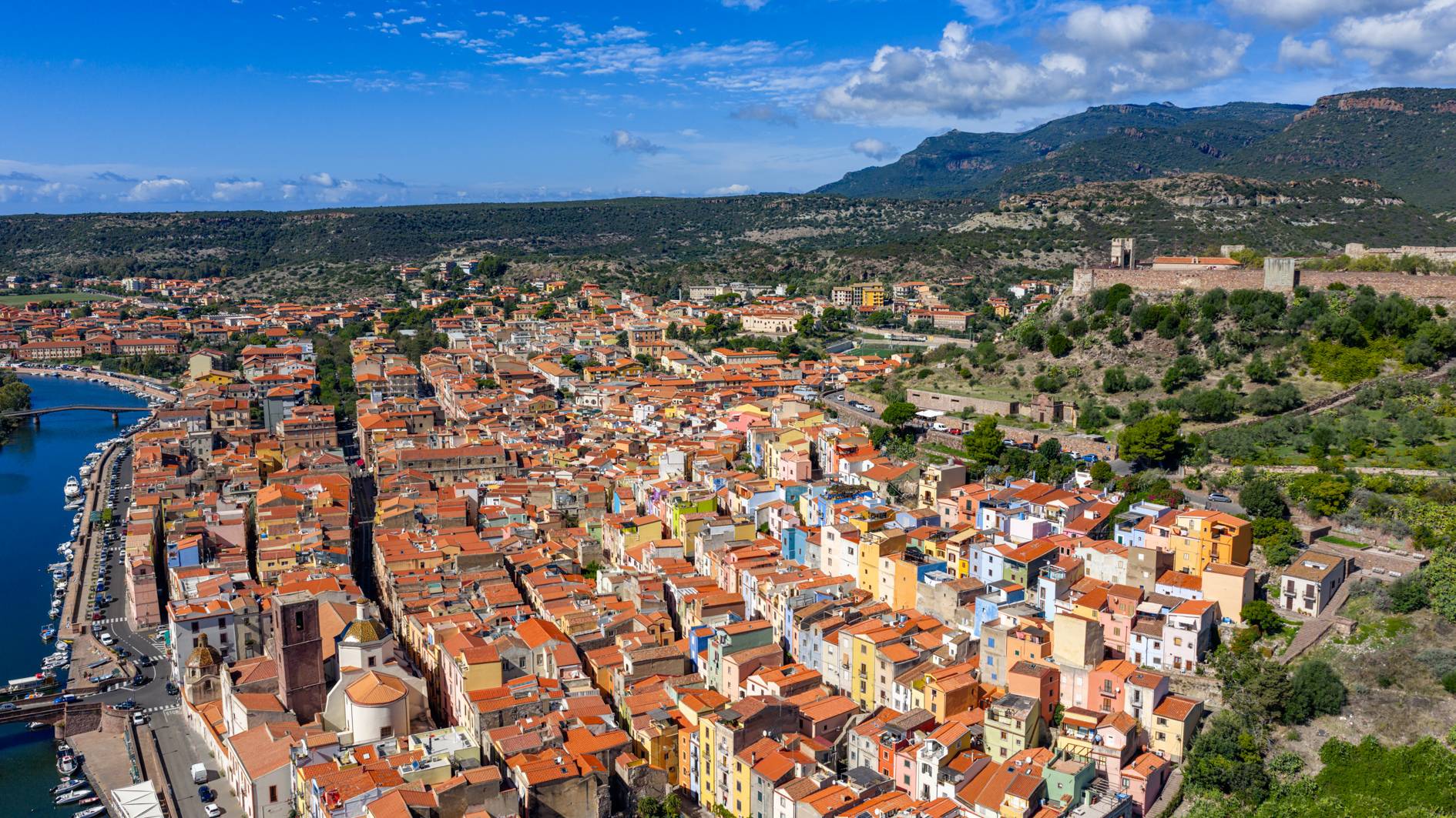 Bosa con le case colorate sul fiume Temo vista dal drone