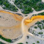 Sterrati rossi della Costa Verde visti dal drone, percorsi gravel in Sardegna