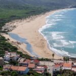 Spiaggia e borgo di Buggerru dall'alto, costa sud-ovest