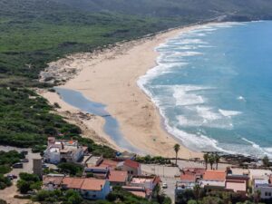 Spiaggia e borgo di Buggerru dall'alto, costa sud-ovest