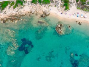 Spiaggia e mare turchese dell'arcipelago di La Maddalena dal drone