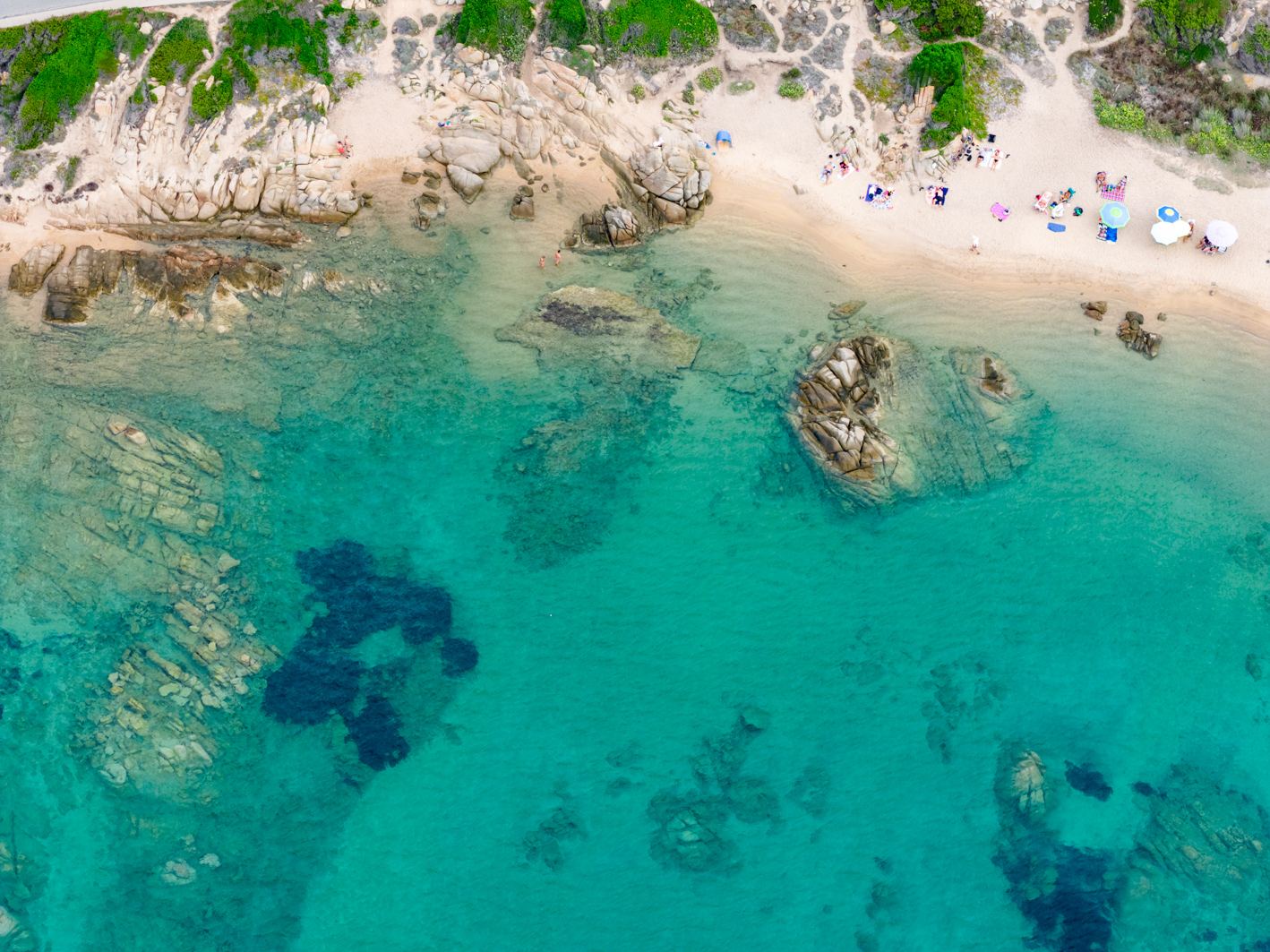 Spiaggia e mare turchese dell'arcipelago di La Maddalena dal drone