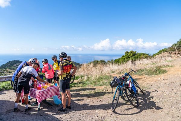 Sosta con le bici sulla strada panoramica tra Bosa e Alghero Sosta con le bici sulla strada panoramica tra Bosa e Alghero