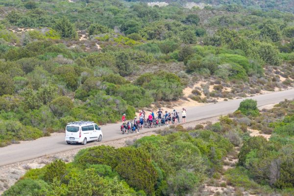 Gruppo in mountain bike su sterrato nella Costa Verde, Sardegna Gruppo in mountain bike su sterrato nella Costa Verde, Sardegna